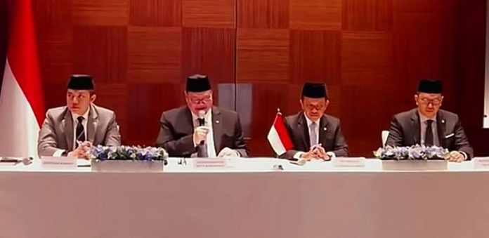 Menko Perekonomian Airlangga Hartarto didampingi sejumlah menteri dalam keterangan pers tentang penghematan energi di Seoul, Korea Selatan, Selasa (31/3/2026).