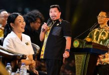Ribuan Jemaat Semarakkan Paskah Oikumene Batam 2026, Mongol Stres Tampil Menghibur Wali Kota Batam Amsakar Achmad bersama Wakil Wali Kota Li Claudia Chandra turut menghadiri kemeriahan Perayaan Paskah Oikumene tingkat Kota Batam 2026 yang digelar di Dataran Engku Putri, Batam Centre, Selasa (5/5/2026) malam.