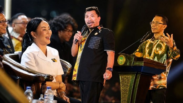 Wali Kota Batam Amsakar Achmad bersama Wakil Wali Kota Li Claudia Chandra turut menghadiri kemeriahan Perayaan Paskah Oikumene tingkat Kota Batam 2026 yang digelar di Dataran Engku Putri, Batam Centre, Selasa (5/5/2026) malam.
